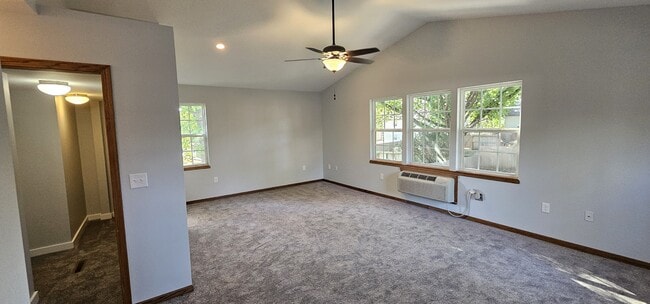 Building Photo - 884 E Greenway Ct