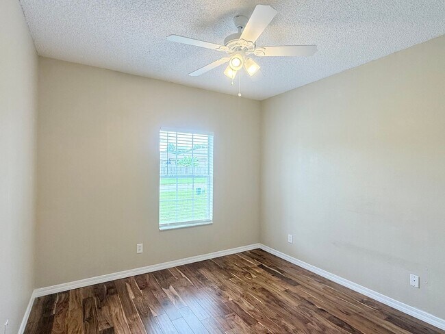 Building Photo - 4 Bed/2 Bath Home + Bonus Room