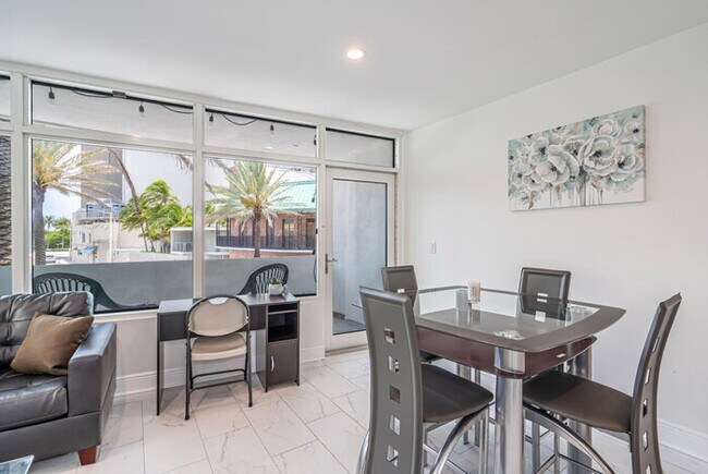 Building Photo - Beachfront Bloo's -2 Units-Ocean View Balc...