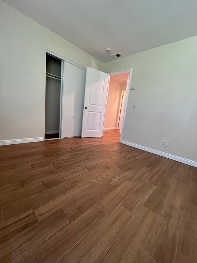 Building Photo - SINGLE STORY 3 BR/ 2 HOME WITH 2 CAR GARAGE