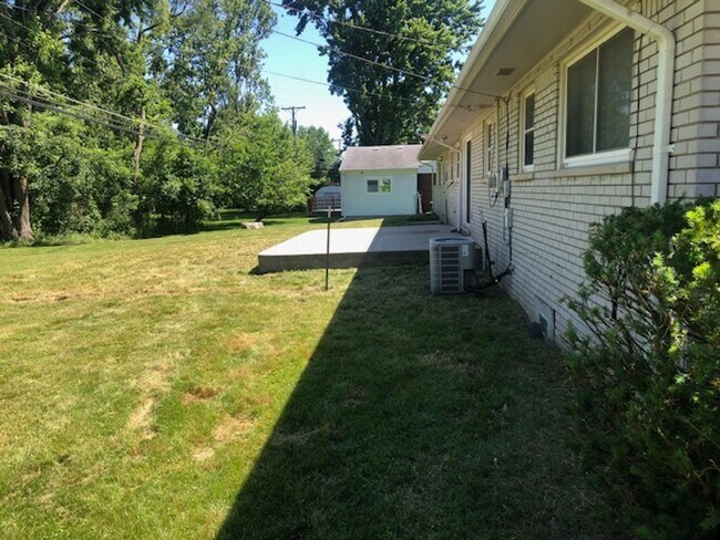 Building Photo - LOCATION, LOCATION, 3 BEDROOM HOUSE FOR LE...