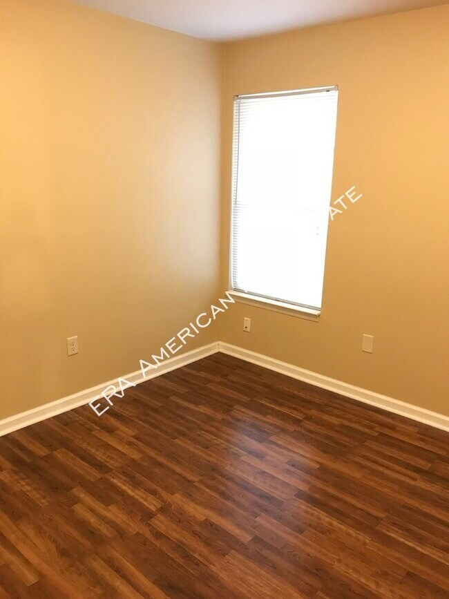 Building Photo - 912 Spruce Ct