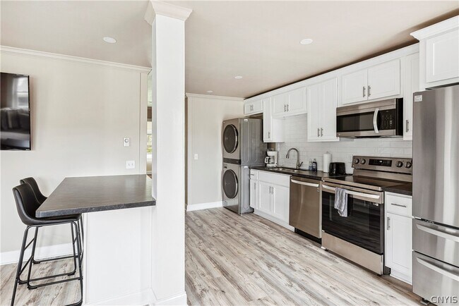 Building Photo - 40 Lakeview Cir