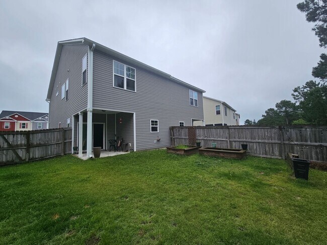 Building Photo - Spacious & Renovated 3 Bed Townhome w/ Garage