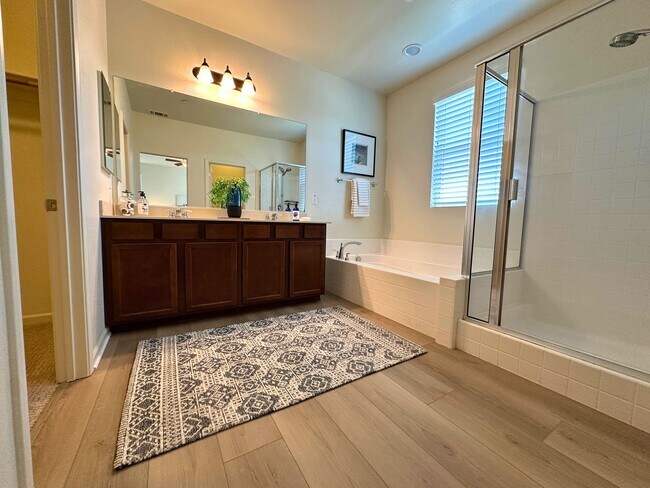 Building Photo - Stunning 4 Bedroom, 3 Bath Questa Home