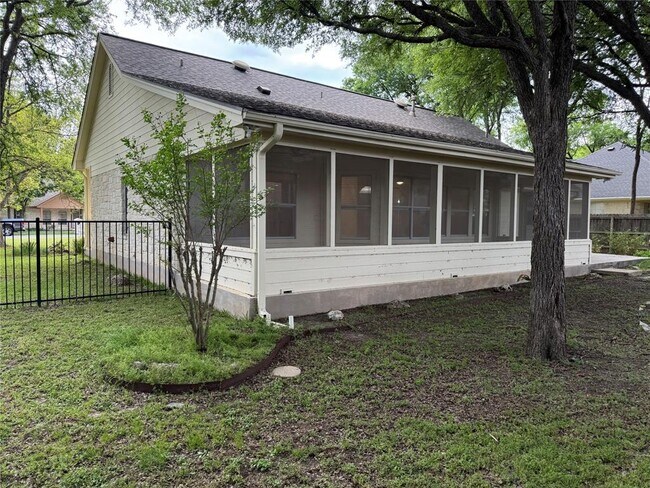 Building Photo - 3013 Parker Dr