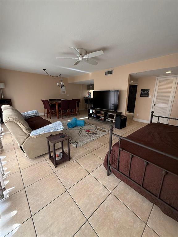 Building Photo - 821 Pinewood Ct