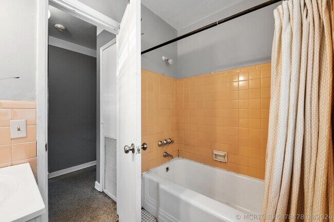 Building Photo - 1532 NW 7th Ave