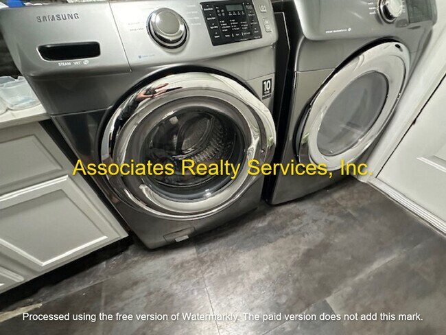 Building Photo - Beautiful Family home in Mentone!