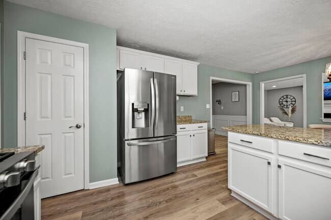 Building Photo - 4016 Kenesaw Dr