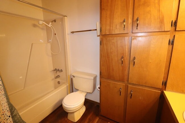 Building Photo - Large home close to Lyon