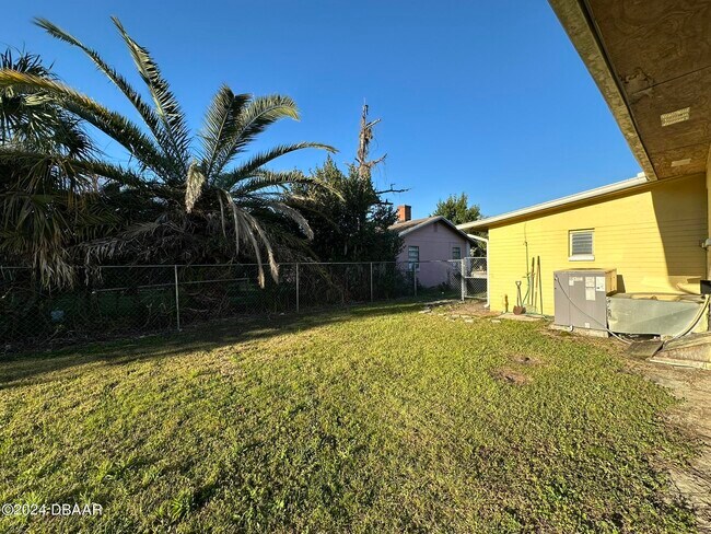 Building Photo - 736 White St