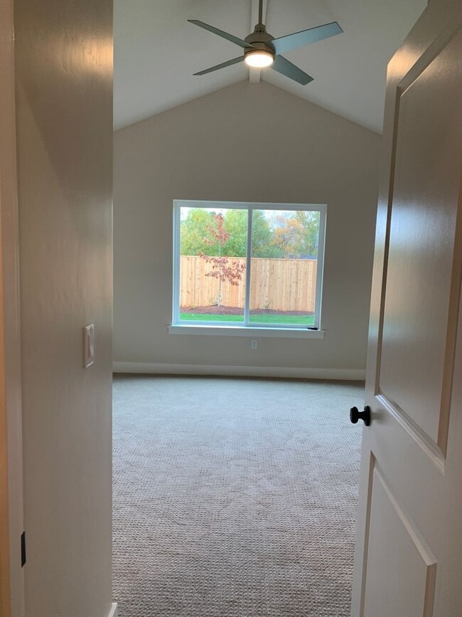 Building Photo - 3 Bedroom 2 Bath Single Family home with L...