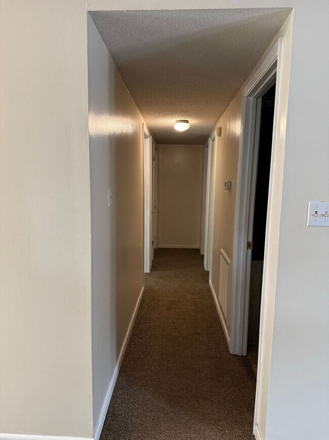 Building Photo - 3 bedroom, 2 bath House