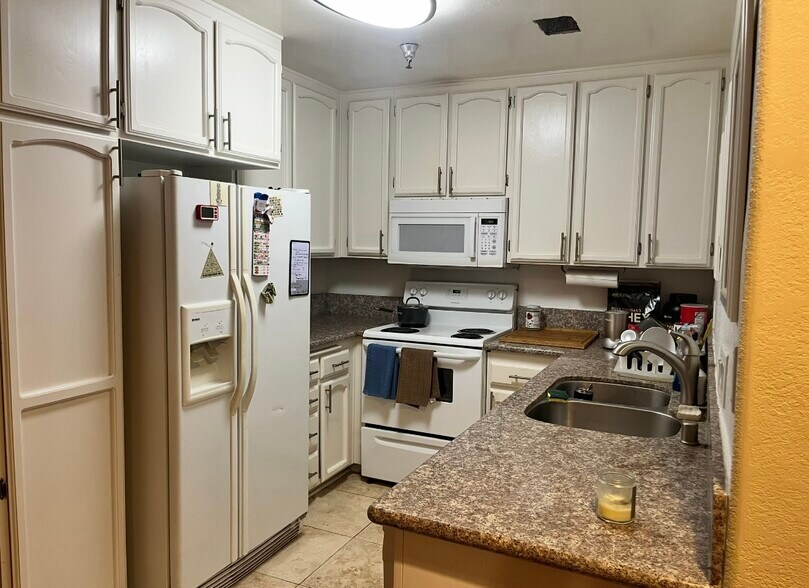 Building Photo - 5649 Lake Park Way