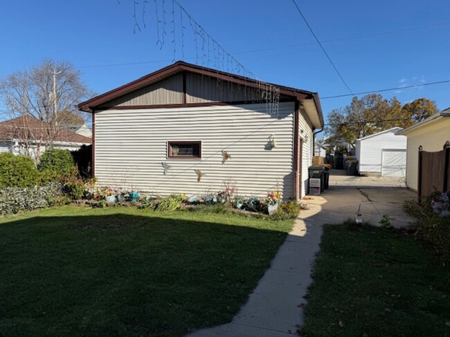 Building Photo - West Allis 3 bedroom 1.5 bath large 2 car ...