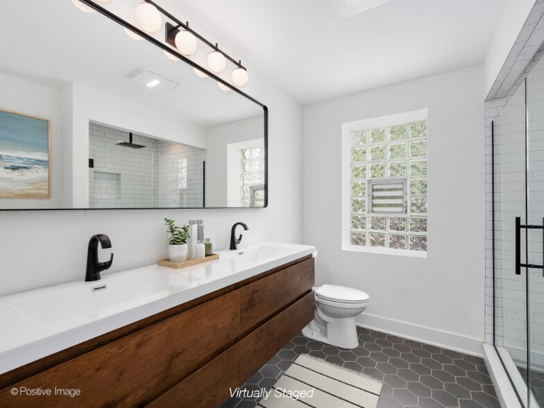 Building Photo - 3557 N Bell Ave