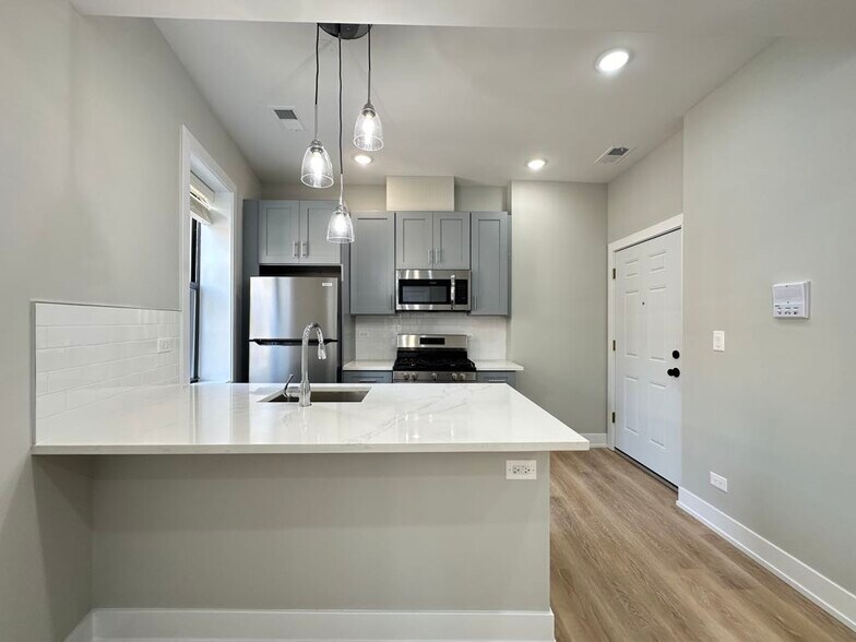 Building Photo - 437 W Belden Ave