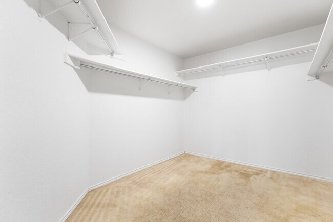 Building Photo - 4 Bedroom 2 1/2 bath Springtree Ranch Subdivision