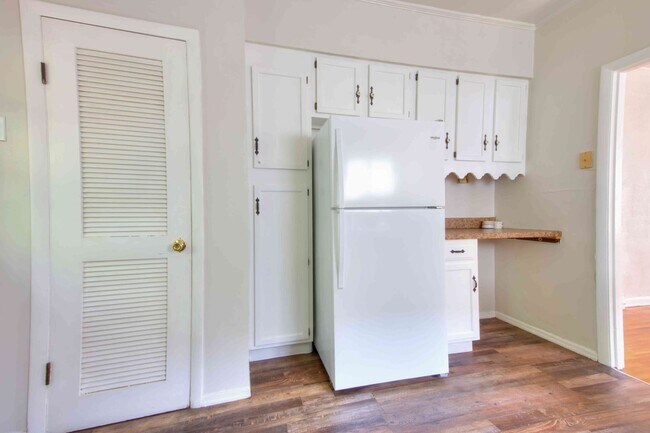 Building Photo - Available Aug 7th - Very nice single family home with refinished hardwood and a very large open l...