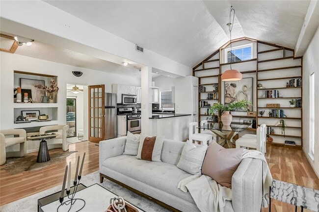 Building Photo - 905 W Elizabeth St