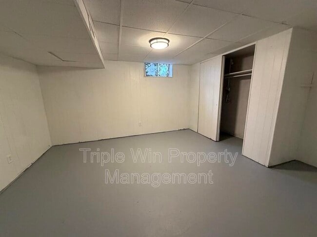 Building Photo - 30 Rolling Hills Dr