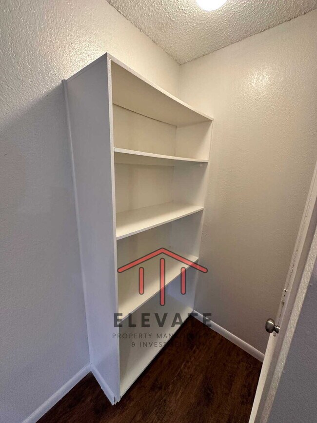 Building Photo - "Charming 3-Bedroom Townhouse Oasis with 2...