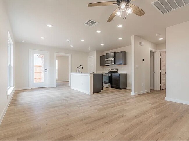 Building Photo - 3 bed 2 bath now available in Frenship west