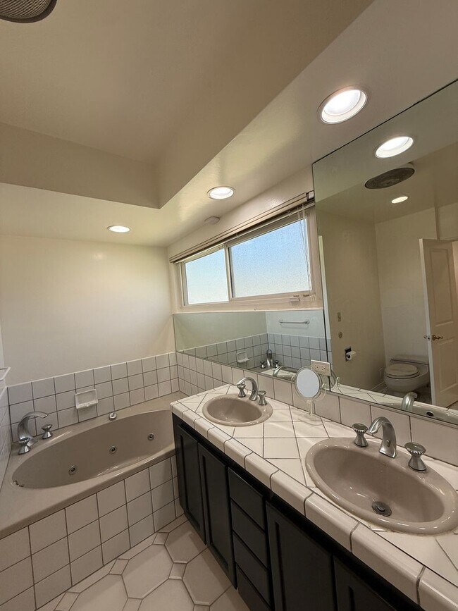 Building Photo - Beautiful One Level, 3 Bedroom, 3 Bathroom Tarzana Pool Home for Lease!