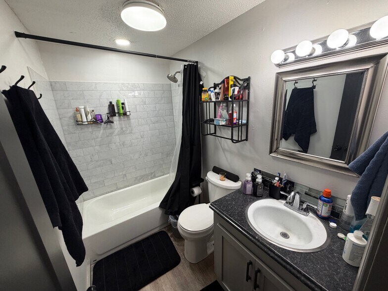 Building Photo - 641 Belle Air Ave