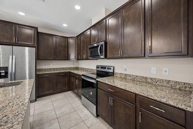 Building Photo - 16280 Oakview Dr