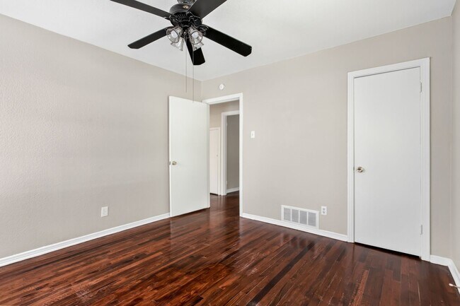 Building Photo - 2 Bedroom, 1 Bath House in Casa View!