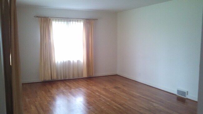 Building Photo - 712 W 12th St S