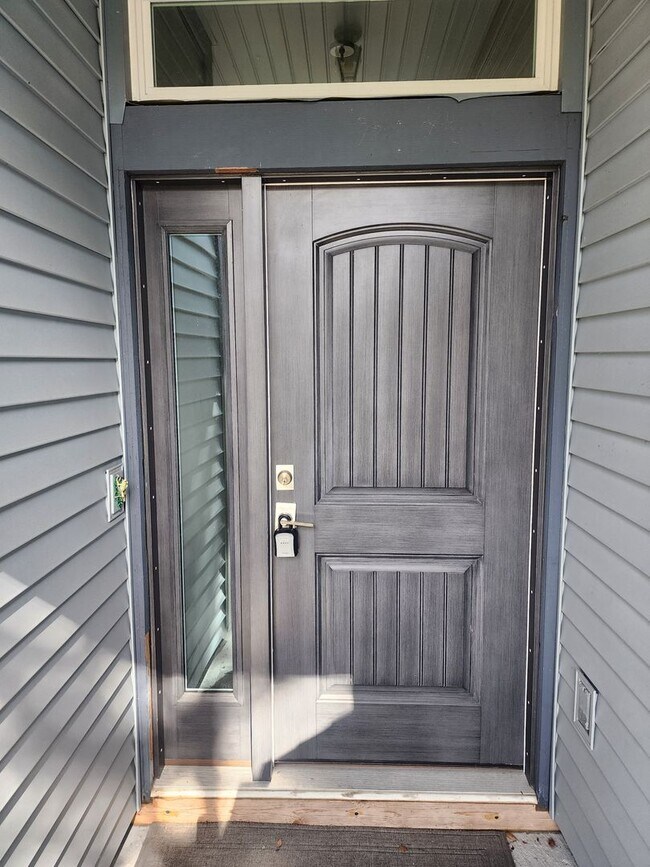 Building Photo - Recently renovated and ready to move in.