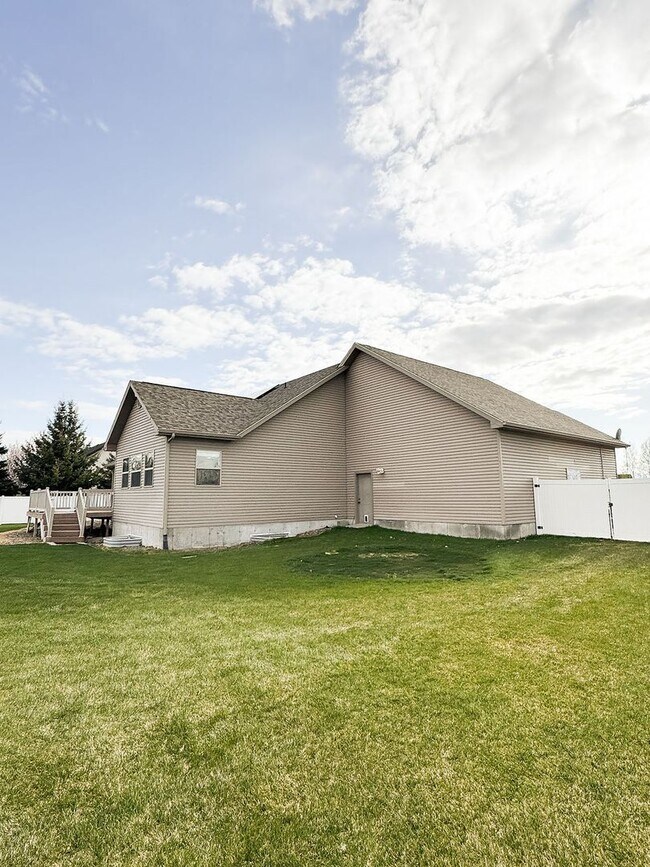 Building Photo - Beautiful Custom Home For Rent In Rexburg!