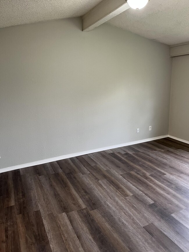 Building Photo - 10802 E 14th Ct