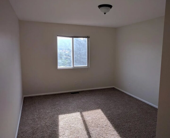 Building Photo - 806 Century Ln