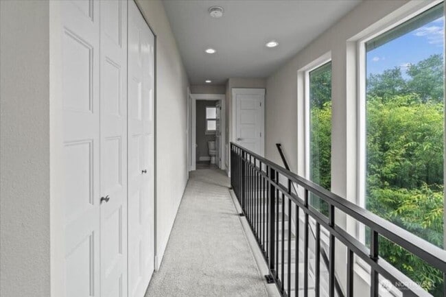 Building Photo - 3 bedroom in Seattle WA 98108