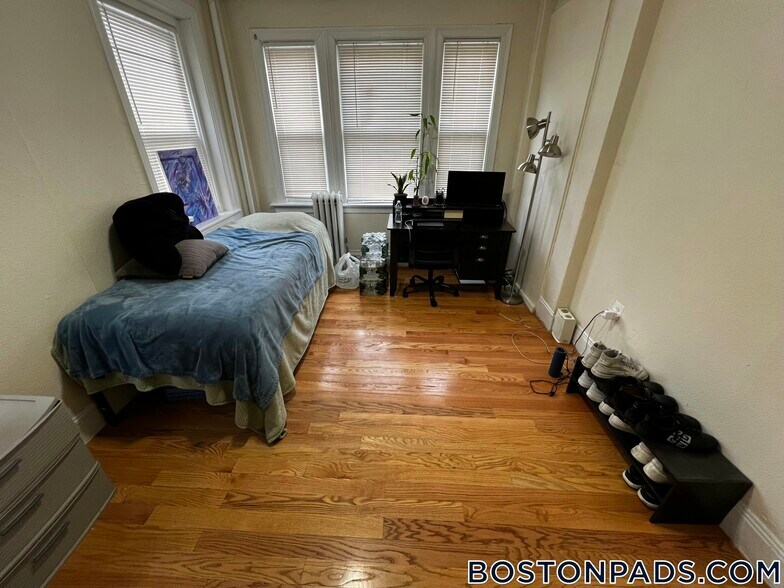 Building Photo - 244 Kelton St