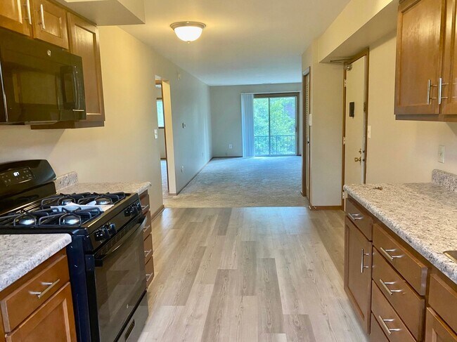 Building Photo - Cozy 2 Bedroom, 1 Bath Apartment with Balc...