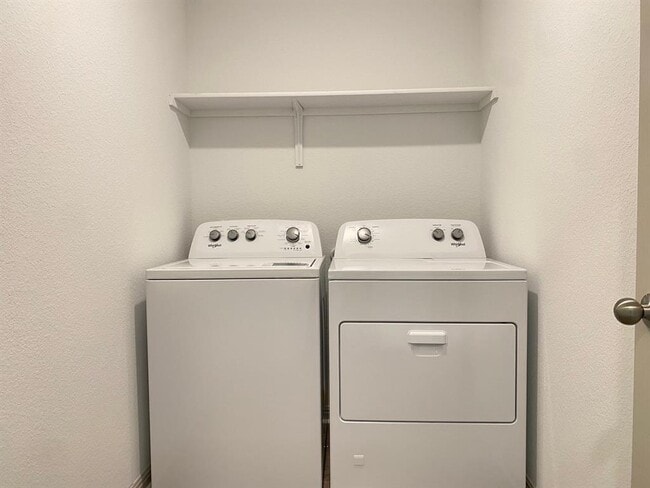 Building Photo - 131 Ft Clark Spgs Dr