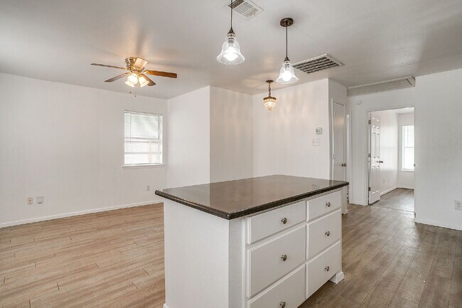 Building Photo - Charming 2 bedroom, 1 bath Fairmount Duplex