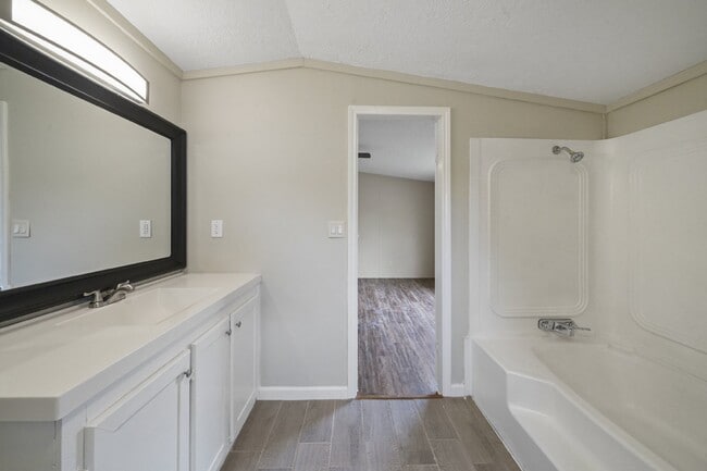 Building Photo - Charming 3-Bed, 2-Bath Retreat on Country Oaks Street, Brazoria!