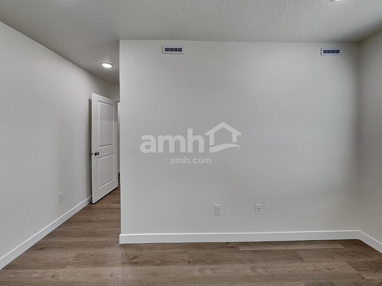 Building Photo - 1232 W Mahogany St