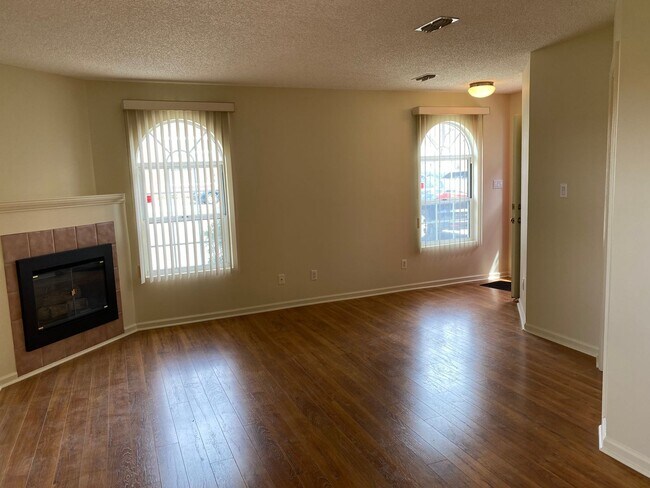 Building Photo - 805 W 2nd St