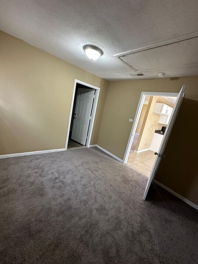 Building Photo - 4 bedroom 1 bath