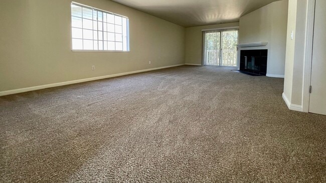 Building Photo - Downstairs 2 Bedroom 2 Bath Apartment with...