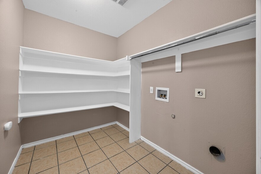 Building Photo - 1432 Oak Hollow Ln