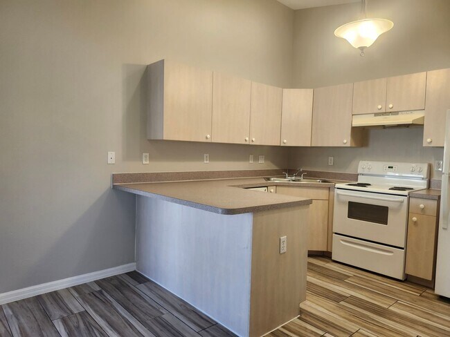 Building Photo - 2 Bedroom with Den 2 Bath 1 Car Garage Duplex In Cape Coral