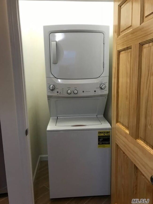 Building Photo - 27 1st St